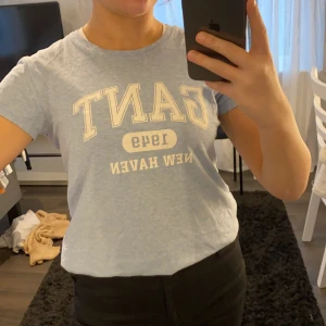 Gant T-thirts blå/rosa 158/164 cm - Två gant T-thirts. Den blåa är mer använd än den rosa. När du kommer den rosa får du den blå på köpet. Passar bra till en tonåring