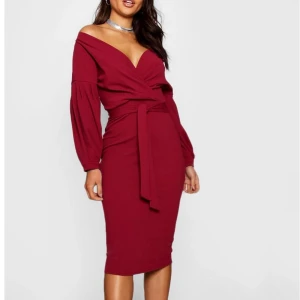 Boohoo vinröd klänning  - hej alla, säljer en fin vinröd klänning perfekt nu inför julen. Använd 1 gång. Som ny:) sälj pga ingen användning längre💕 vid fler bilder skriv privat. Köparen står för frakten🥰