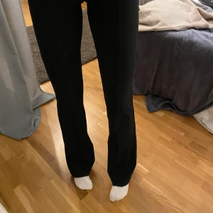Kostymbyxor  - Säljer mina kostymbyxor då jag inte använder dom :// jättefina men de är inte min stil längre. Frakt tillkommer, ska posta fler paket denna veckan så om man vill få de postat innan helgen så passa på att köpa!!