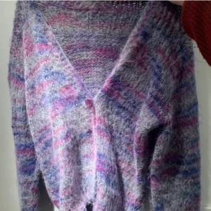 Stickad kofta - Superfin stickad kofta som aldrig är använd av mig, köptes här på plick men passade inte tyvärr