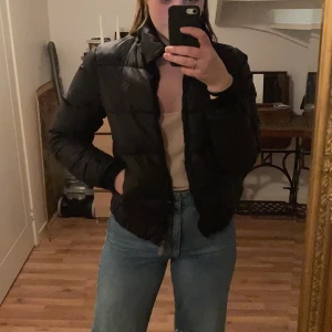 VERO MODA jacka svart storlek M - Toppen skick, cirka 1 år gammalt och är  väldigt varm och skön. 