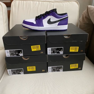 Jordan 1 Court Purple 42-42,5 - Säljes helt nya sladdrig använda Jordan 1 low Court Purple i storlek 42 och 42,5. Kvitto finns              Pris 1299kr 