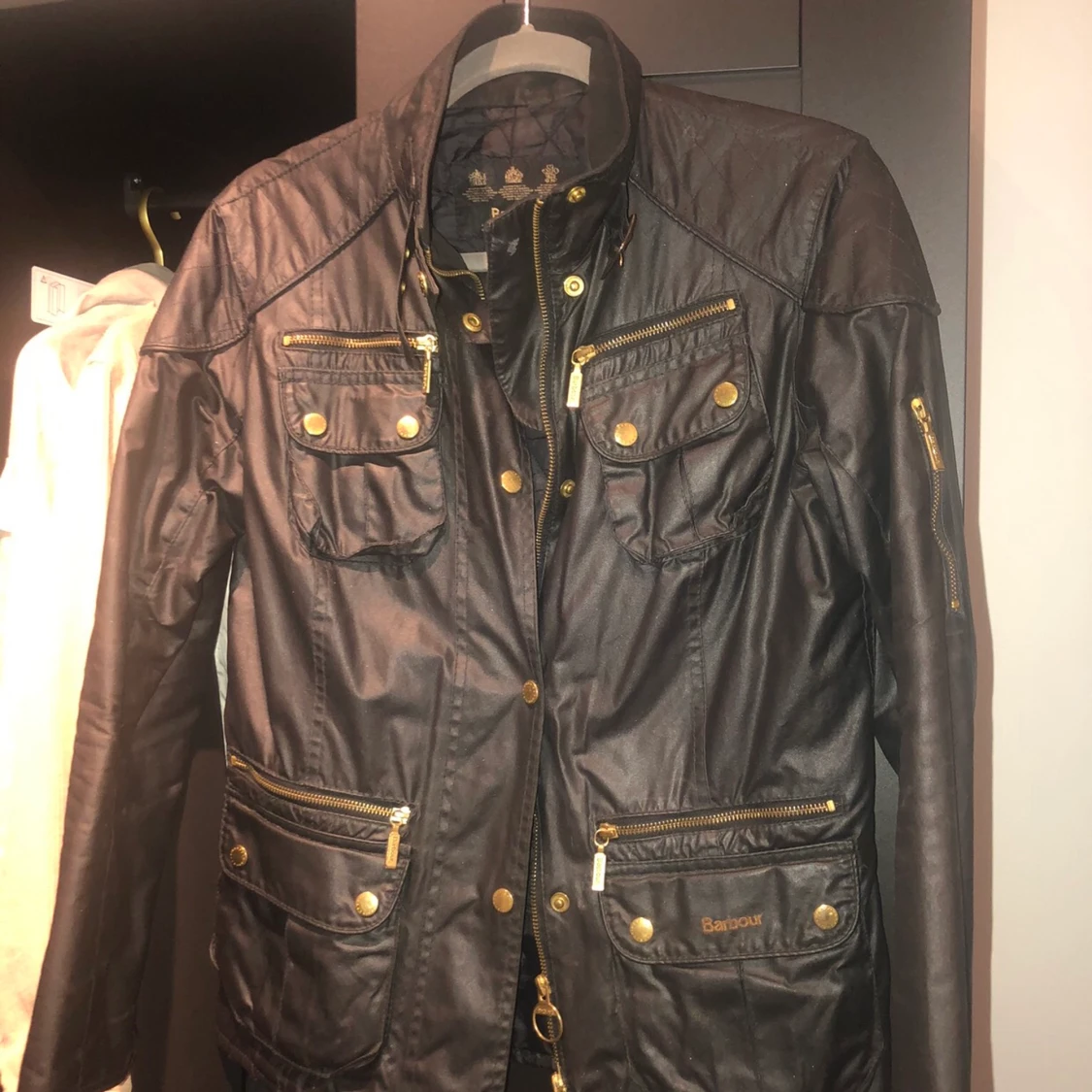 Barbour jacka svart lackad med gulddetaljer 