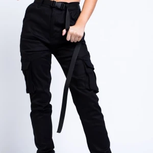 Cargopants - Säljer dessa populära cargobyxor ifrån Madlady. Sköna & helt felfria. Köpt för 499kr! Skriv för fler bilder! Bältet på bilden kan köpas till för 50kr!