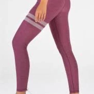 Stronger tights - Världens finaste strongertights i en lilaaktig färg. Storlek S men passar nog en stor XS också, fint skick! Färgen visas bäst på de två sista bilderna. Köpare står för frakt