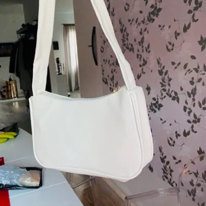 Axelväska  - Helt ny axelväska säljer då den inte kommer till användning hemma hos mig😊