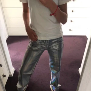 Jättesnygga jeans från Zara - Jag säljer mina jättesnygga jeans från zara som jag endast använt en gång. Det är dom perfekta festbyxorna eller om man bara vill vara väldigt snygg till vardags. Jag är 174 cm lång på bilden och dom är i storlek 36. Jag har haft lite problem med att posta men nu är budgivningen igång igen! BUD: 500kr