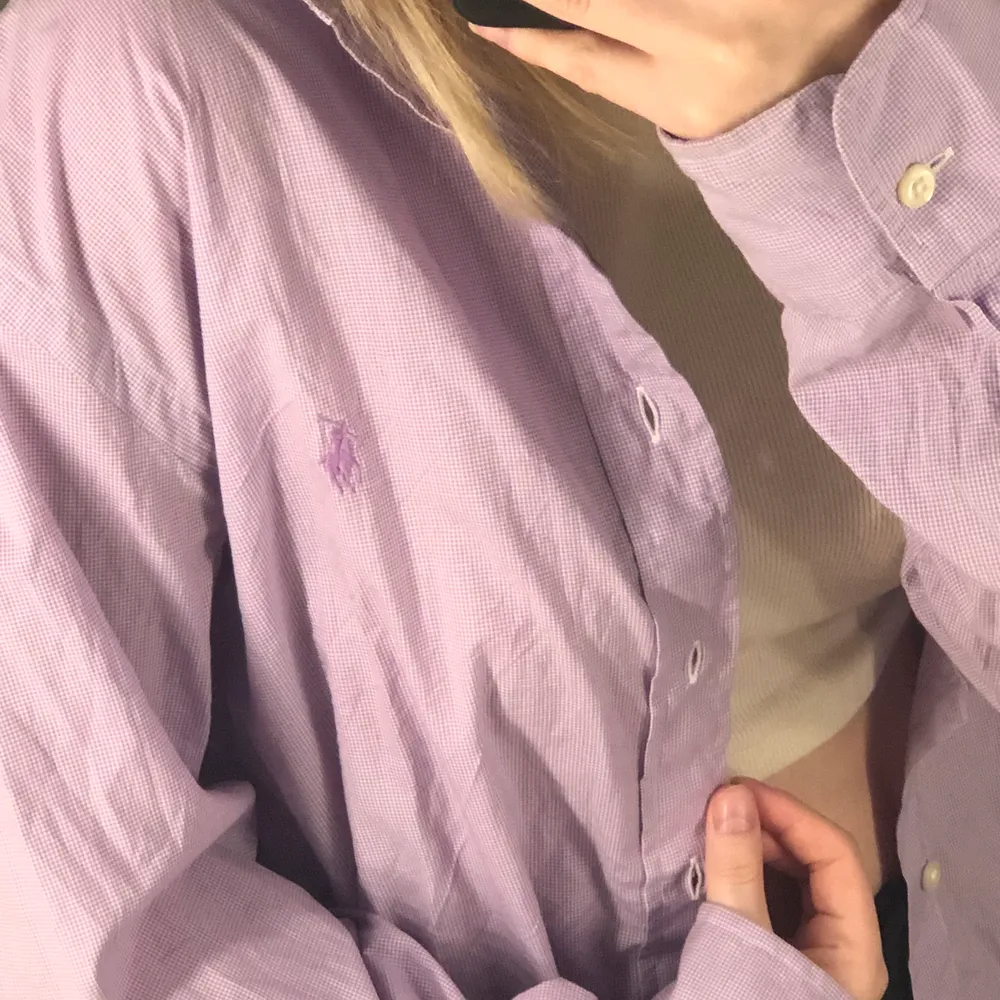 Lavendel lila skjorta från Ralph Lauren, är i typ stl 42?? Men är supersnygg att bara slänga över ett linne, annars riktigt jäkla sexigt som pyjamas på morgonen?? ❣️❣️ 50 kr . Skjortor.