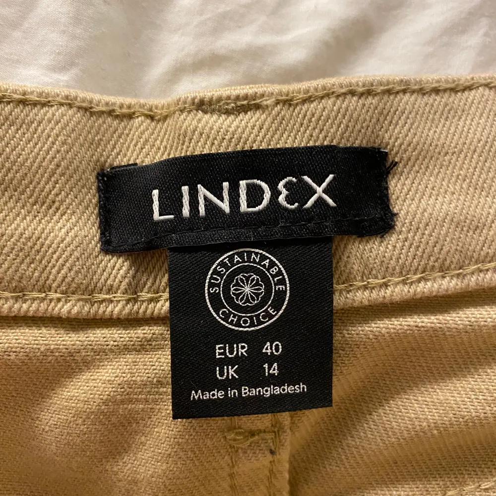 Beiga raka jeans från Lindex. Använda endast en gång. Storlek 40 och väldigt stretchiga. 💕. Jeans & Byxor.