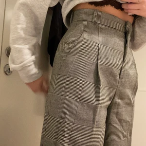 Kostymbyxor - Ett par jättefina kostymbyxor köpta på Zara för va 2 år sedan. Använda några gånger. Säljer lite billigare pga att sömmen på änden av ena benet har gått upp men går lätt att lösa med nål och tråd! Frakt ingår ej i priset✨