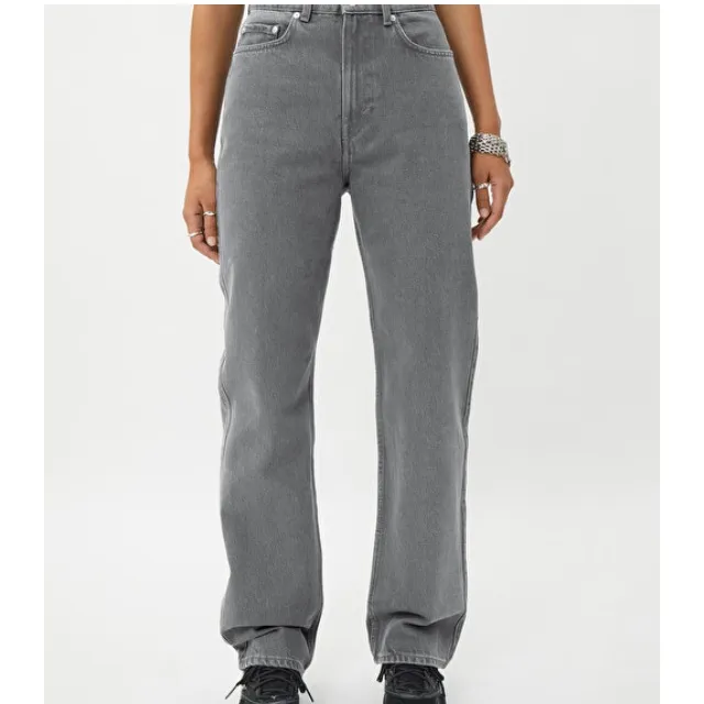 Säljer mina rowe jeans i den gråa färgen, dock har jag klippt av sömnen nertill så de är liiite kortare. Knappt använda 💕💕+frakt. Jeans & Byxor.
