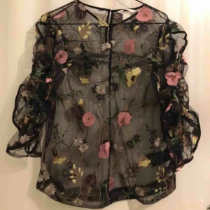 Blus från H&M - Genomskinlig blus från H&M, storlek 36. Fri frakt!