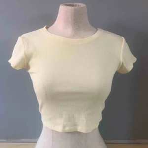  - En tunn ribbad t-shirt i en jättefin ljusgul färg. Perfekt till sommaren!  Frakt tillkommer(ca 40kr)