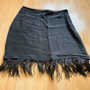  - EN EXKLUSIVE SVART KJOL MED ÄKTA LÄDER OCH FJÄDRAR FRÅN HELMUT LANG. Passar väldigt bra till FESTER eller SOMMAREN 🥰 Använd ett fåtal gånger, i bra skick! Går att mötas upp i Stockholm eller frakta. (Köparen betalar för frakt) 😊Betalning via Swish ✅