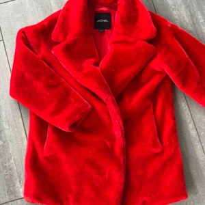  - Supermysig jacka i fuskpäls från MONKI, inköpt för ett år sedan. Endast använd ett fåtal gånger så den är i mycket bra skick! Den är lite oversize så skulle kunna passa storlek M. Pris inkl frakt 🥰