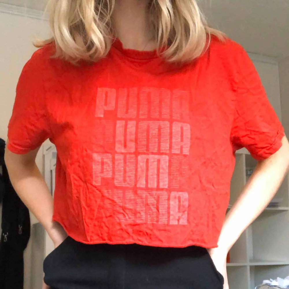 Röd Puma T-shirt i stolek L men avklippt. Jag själv på bilden brukar ha s. Köparen betalar för frakt. 😊❤️. T-shirts.