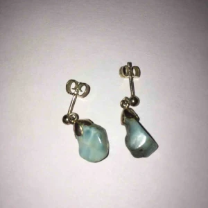 Örhängen - Dessa vackra (oanvända) örhängen kommer aldrig till användning. Äkta sten, dock glömt vad den heter! • Köparen står för frakt!