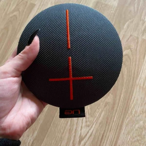  - Liten (330g) vattentät högtalare med bra ljud. Perfekt och ha med sig i väskan eller på annat äventyr.  Den ansluts med bluetooth och har en speltid på 10 timmar. USB kabel följer med 