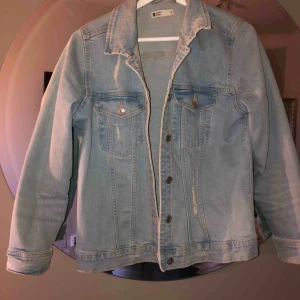  - Jättefin jeans jacka från Gina! Tyvärr lite kort i armarna för mig så kommer inte till användning :/