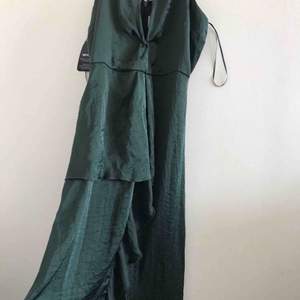 Ny with tags klänning från Gina tricot Storlek 36/M eller passar s också superfint maxi klänning i fint silk material  Mörk grön 