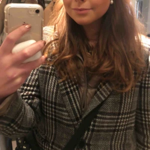  - Superfin Zara kappa i väldigt bra skick! Frakt ingår ej, kan mötas upp i Stockholm. 