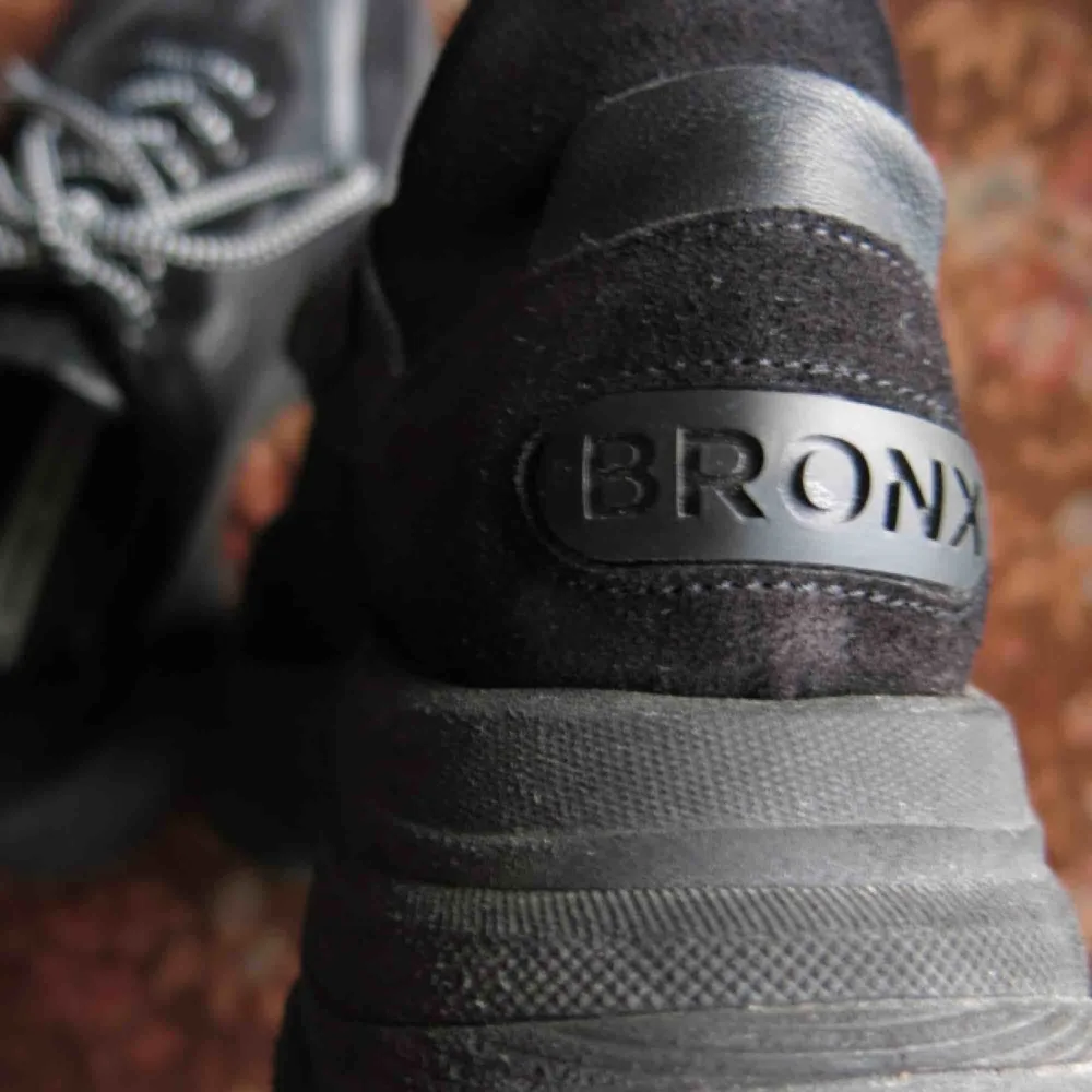 Sköna platå sneakers från BRONX, nästan helt oanvända. Kan mötas upp i GBG eller skicka (+110kr). Skor.