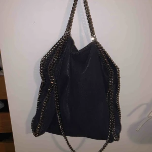  - Mörkblå Stella McCartney väska, stor size (höjd 36cm-14").  Köptes för 8400kr på NK i Göteborg, säljs för 3000kr på grund av att den aldrig kommer till användning längre. Frakt tillkommer!