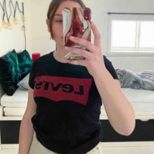  - En svart Levis t-shirt (äkta)
