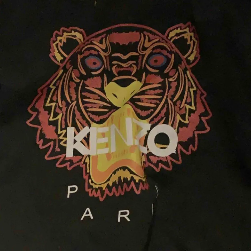  Kenzo tröja i jättebra skick med storlek s Ganska billigt pris och skulle passa för barn mellan 13-14 år.  Man betalar med Swish appen. OPS den är inte äkta. . Tröjor & Koftor.