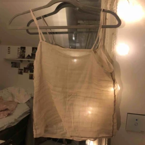  - Säljer detta linne, skulle säga att de är storlek xs/s men sitter ganska tight vid bysten 