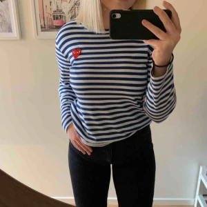  - En blå Cdg tröja i väldigt bra skick. Köpt för 1400kr Storlek Small Fraktar