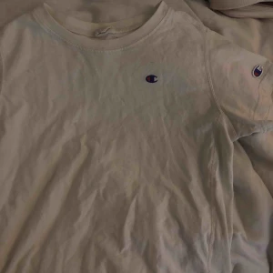  - champion tisha små fläckar på baksidan annars bra skick