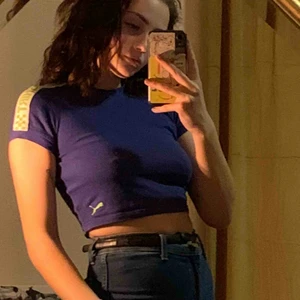  - Rihanna x Puma t-shirt/croptop<3 Marin/Klarblå med neon gröna och vita detaljer ! Storlek 32 men känns som 34, den är även stretchig! 800kr original pris. 550kr frakt ingår <3  Använd fåtal gånger ! 