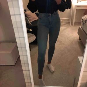  - Ljusa jeans i vårfin tvätt från lager 156. Storlek xxs, men väldigt stretchiga. Skulle säga att de passar även en xs. Tajt modell med fickor placerade relativt lågt.