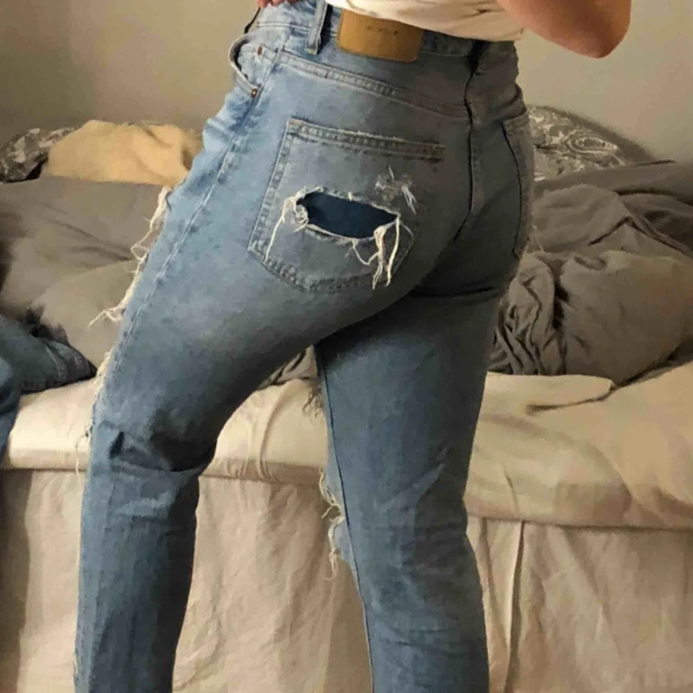 Håliga jeans från HM, lite pösiga upptill. Använda ett fåtal gånger. Köpare står för leverans.. Jeans & Byxor.