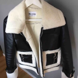 - PU Skinnjacka från NAKD. Storlek 36. Mycket bra skick, använd 2 gånger. Nypris: 999 kr