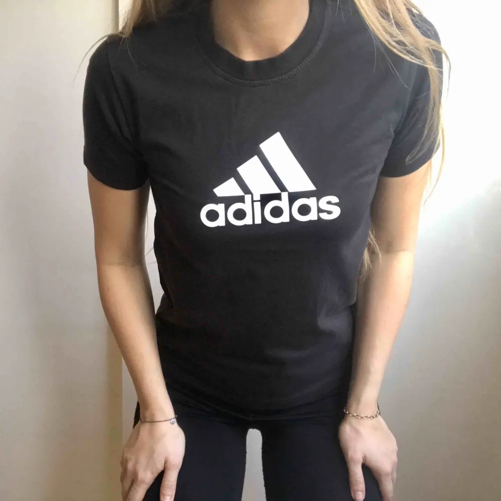 Junior T-shirt från ADIDAS. Den är trång på mig, så skulle tippa på XS. Köparen betalar för fraktkostnad. . T-shirts.