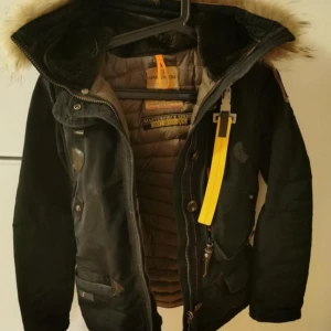 Parajumper  - Parajumper storlek xxs. Jag bär själv s och den fungerar utmärkt 