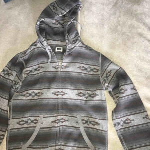  - Grå hoodie i storlek S