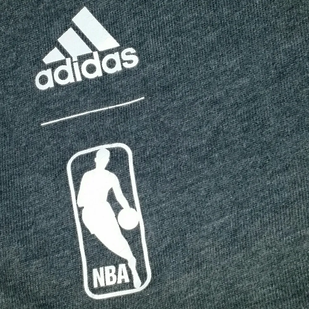 En Adidas Tshirt från NBA kollektion.. använd ett väldigt Fåtal gånger precis som det mesta av det jag säljer.. XL i storlek och säljes för 70kr. Köparen står.för frakten( väldigt billig frakt på tshirts). T-shirts.