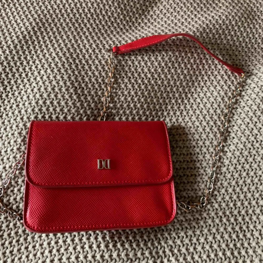 En jätte fin röd väska från don Donna . Väskor.