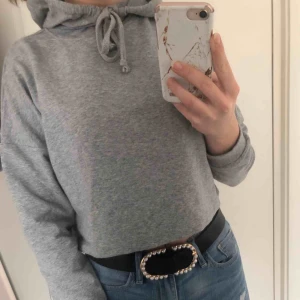 Grå croppad hoodie - Fin grå, kroppad hoodie! Använd en gång💕 frakt ingår i priset