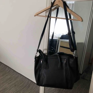  - Svart medelstor axelremsväska med bra utrymme. Använt ett par gånger. Kontakta för fler bilder och frågor! Frakt förekommer. 