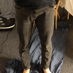 Bershka byxor 32 - Gråa denim jeans från Bershka, slim fit. Är 1,87m och de sitter bra på mig:) Väldigt bra skick men får helt enkelt inte stor användning av dom🌟Priset går att diskutera vid en snabb affär. Det tillkommer frakt:)