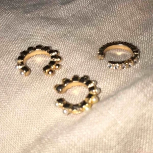  - Super fina öron smycken från HM, köpta hör på Plick men ville endast behålla 1/4. Säljer alltså 3 st. Frakt på 9kr💞💞