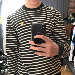  - Jättefin randig carhartt tröja som är superskön. Storleken är XL men den är väldigt liten i storleken så skulle säga att den är mer L/M. Köparen står för frakt!