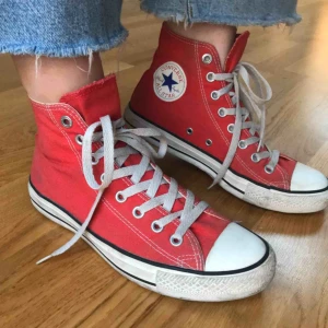  - Röda hightop converse i storlek 40