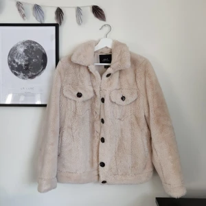 Jacka från NewYorker - Sparsamt använd jacka i fakepäls. Den är superskön och sitter snyggt! Gratis frakt!