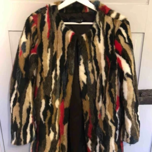  - Riktigt cool pälsjacka från Zara. Ganska liten i storleken. 
