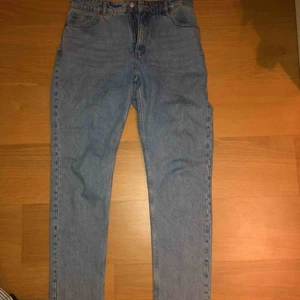  - Momjeans från monki, passar de som är runt 160 cm, bra skick 